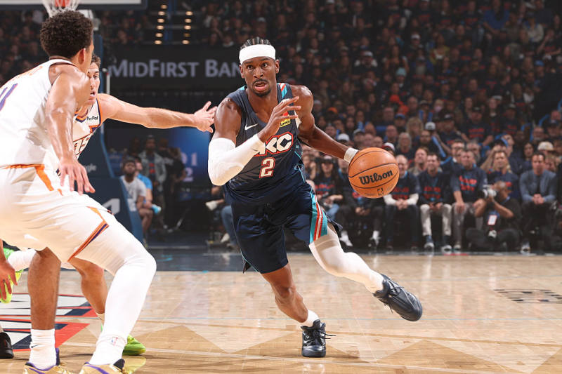 AT THE HALF: Oklahoma City leads Phoenix 65-57 in Game 2 image