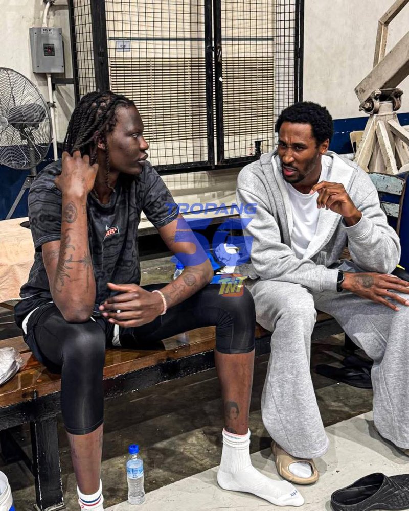 Rondae gives Bol advice 
 image