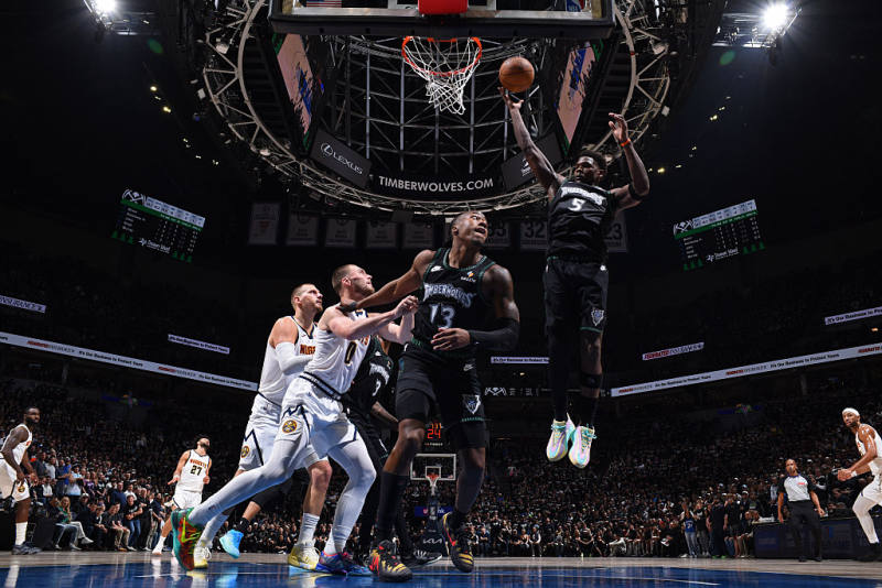AT THE HALF: Timberwolves lead Nuggets 61-39 in Game 3 image