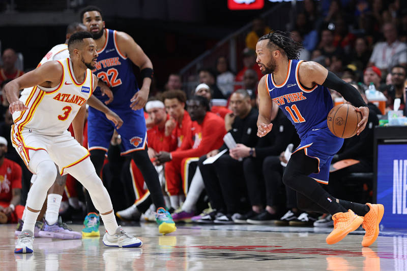 Knicks dominate Hawks in Game 4 to tie series at 2-2 image