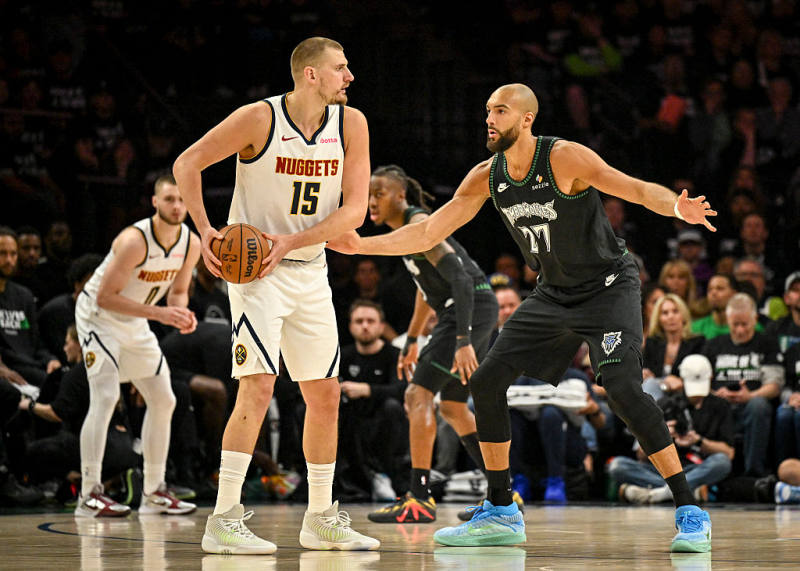 AT THE HALF: Nuggets lead Timberwolves 54-50 in Game 4 image