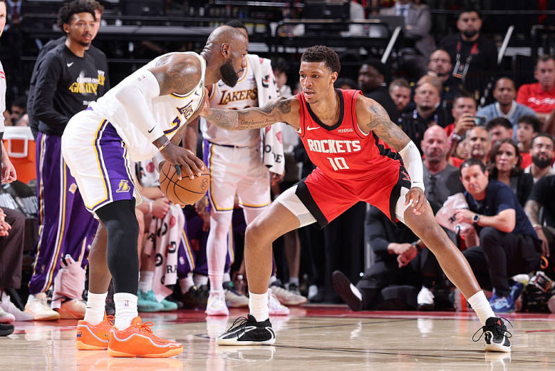 AT THE HALF: Rockets lead Lakers 56-47 in must-win Game 4 image