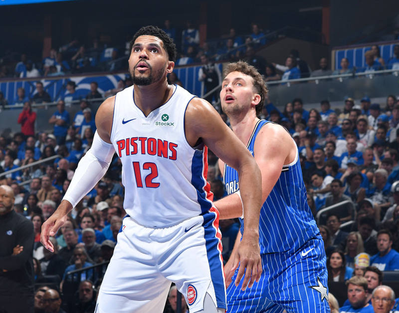 AT THE HALF: Magic lead Pistons 54-52 in Game 4 image