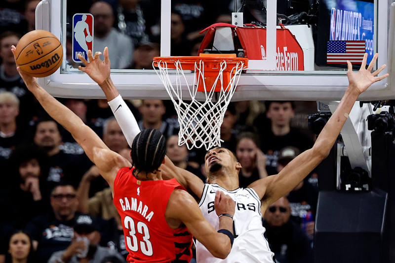 AT THE HALF: Spurs lead Trail Blazers 65-45 in Game 5 image