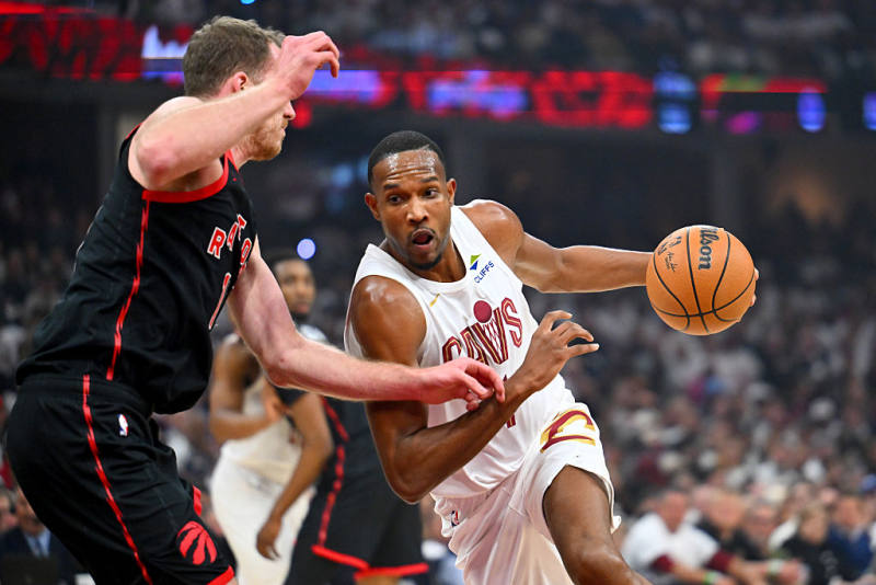 Cavs rally past Raptors in Game 5 to grab 3-2 series lead image