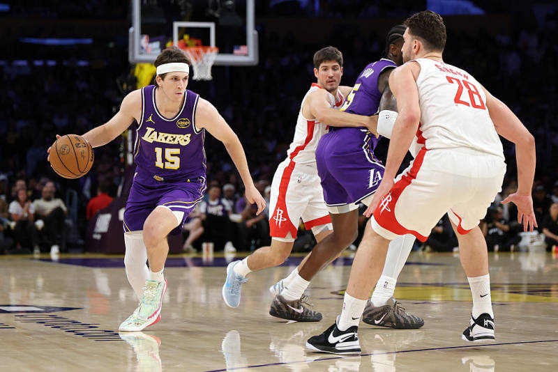 AT THE HALF: Rockets lead Lakers 51-47 in must-win Game 5 image