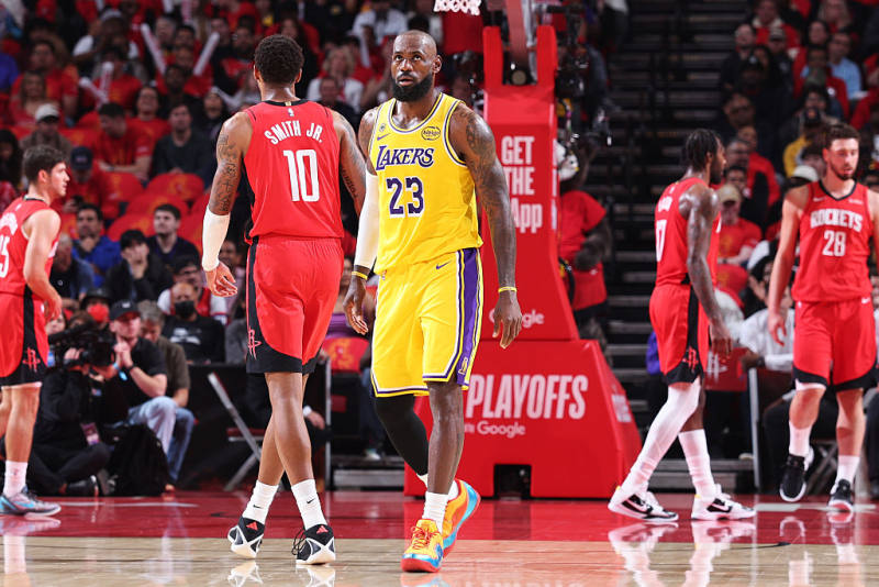 AT THE HALF: Lakers lead Rockets 49-31 in Game 6, close in on series clincher image