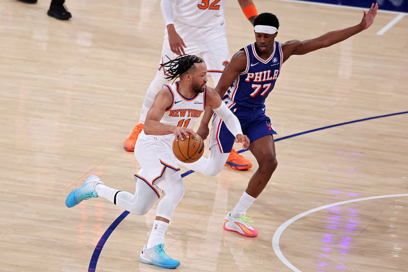 Knicks crush Sixers in Game 1 to open 2nd round image