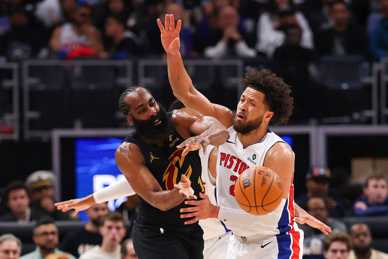 AT THE HALF: Pistons lead Cavaliers 59-46 in Game 1 image
