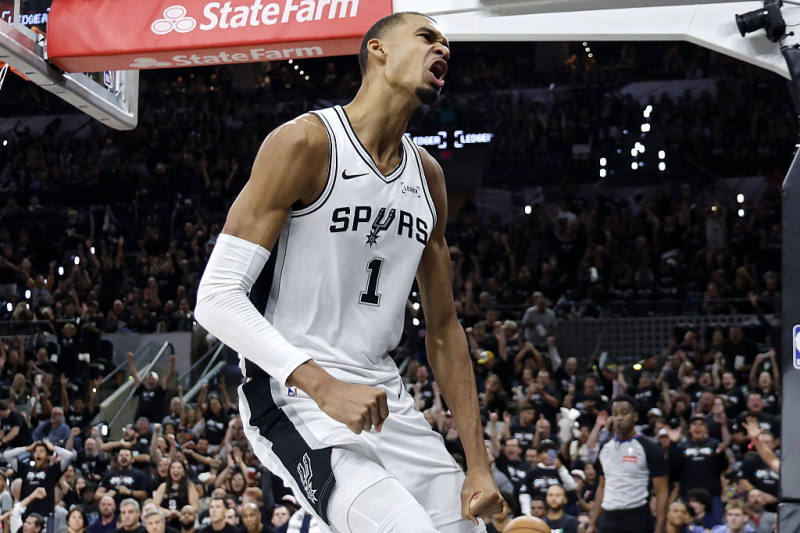 AT THE HALF: Spurs lead Wolves 59-35 in Game 2 image