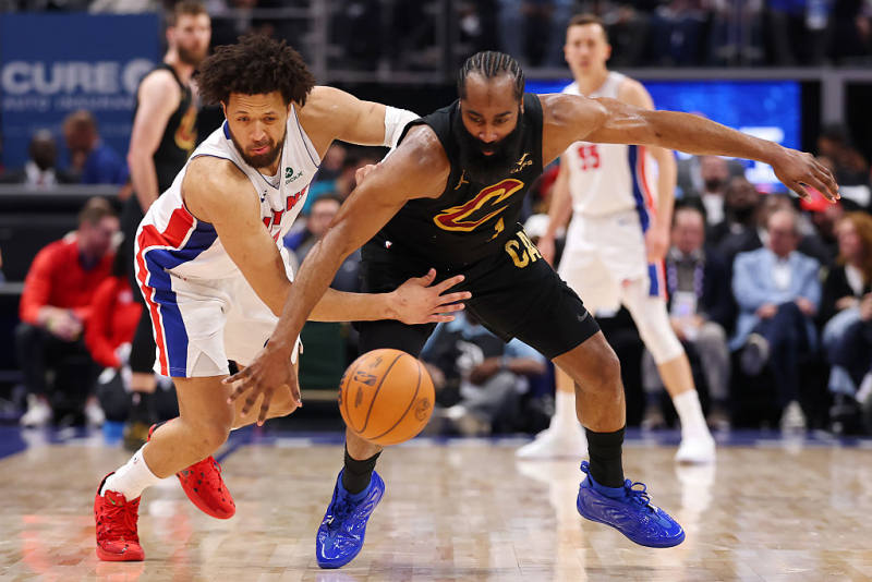 AT THE HALF: Pistons lead Cavs 54-43 in Game 2 image