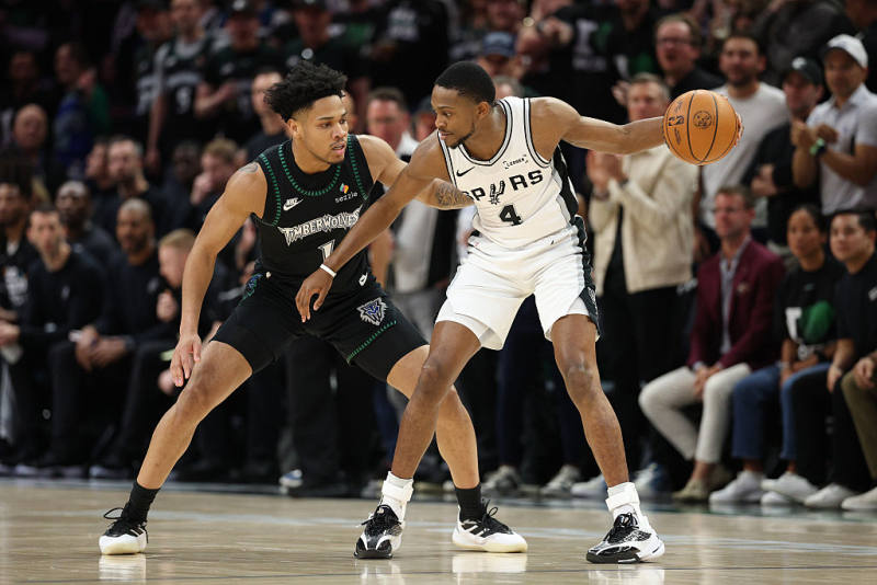 AT THE HALF: San Antonio and Minnesota all tied at 51-51 in Game 3 image