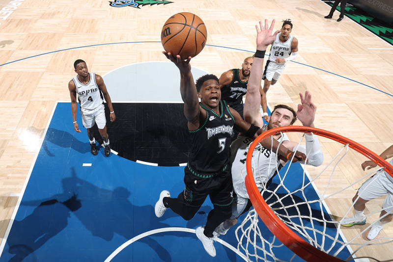Timberwolves outlast Spurs in heated Game 4 to even series image