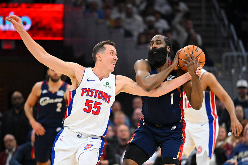 AT THE HALF: Detroit leads Cleveland 56-52 in Game 4 image