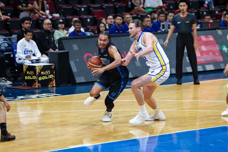 AT THE HALF: Hotshots lead Bolts 50-40 image