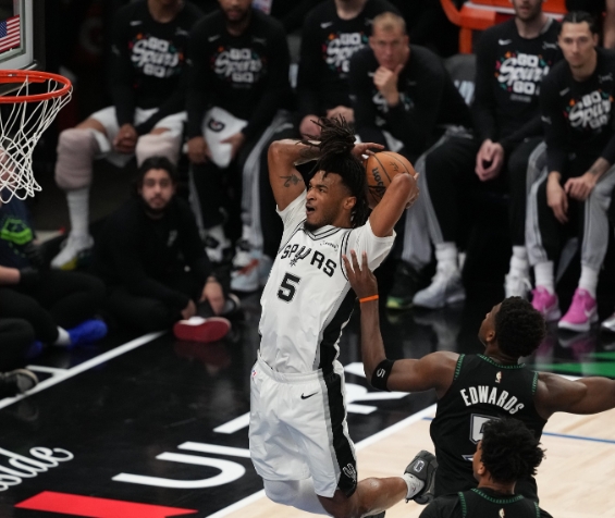 Castle's historic 32-point game makes Spurs history image