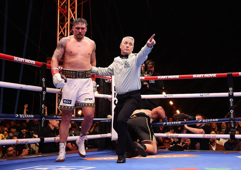 Usyk evades upset axe, stops Verhoeven in the 11th to retain WBC crown image