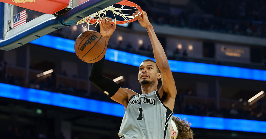 Spurs dominate Warriors for 10th straight win