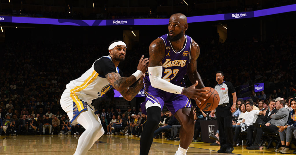 Lakers pull away late to beat short-handed Warriors, snap skid