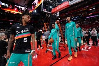 Start of Spurs-Rockets game delayed 22 minutes while a bent rim was replaced image