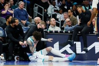 LaMelo Ball leaves game against Pelicans briefly, returns after collision with coach image