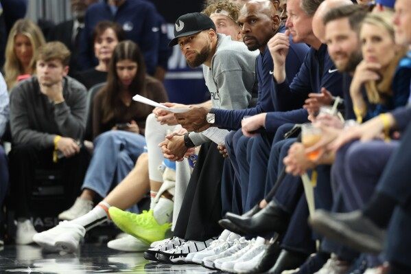 Stephen Curry returns to full-squad scrimmaging with Warriors to test injured right knee image