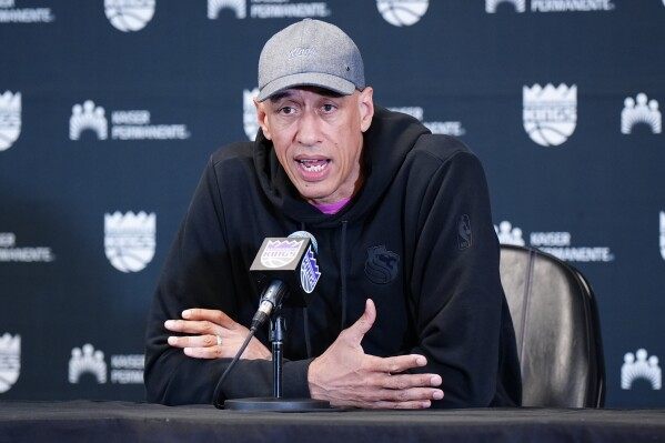 Kings will bring back coach Doug Christie for a second full season, AP source says image