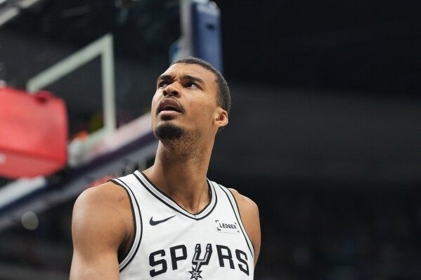 Popovich encourages Spurs as Wembanyama, youthful roster make playoff debuts against Trail Blazers image