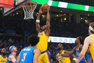 Lakers forward Jarred Vanderbilt injures right pinkie while trying to block Thunder’s Chet Holmgren image