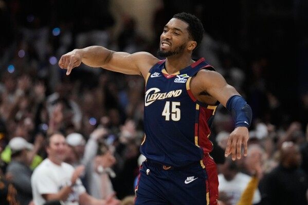 From 4 points to tying a playoff record with a 39-point half, Donovan Mitchell flips Game 4 for Cavs image