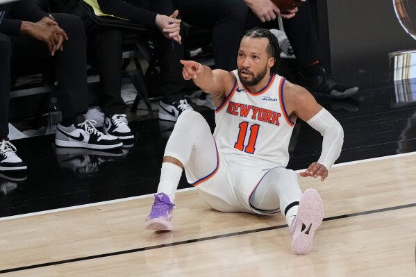 Captain Clutch: Jalen Brunson comes up with late-game heroics, Knicks top Spurs in Game 1 of finals image
