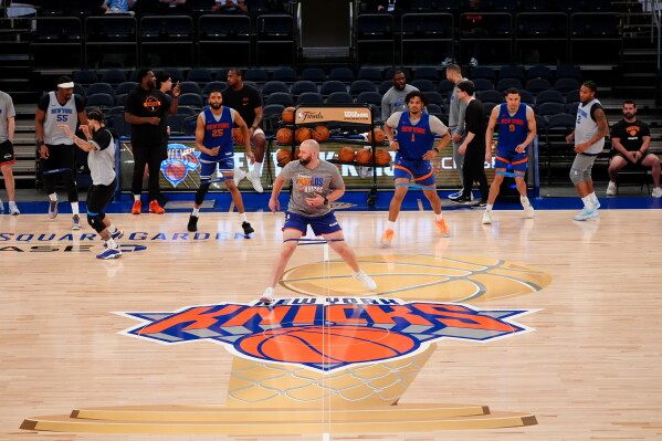 Knicks say $1 million was the winning bid for 2 celebrity row seats for Game 3 of the NBA Finals image