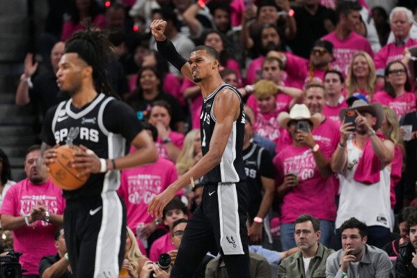 Spurs fans still believe they can overcome 3-1 deficit against Knicks to capture 6th NBA title image