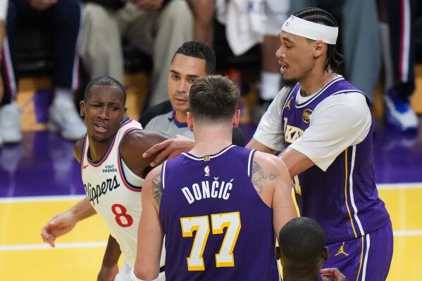 Doncic criticizes the NBA Cup court, but praises Lakers for support in late-game skirmish with Dunn image
