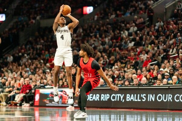 Fox's 37 lead Spurs past Trail Blazers  image