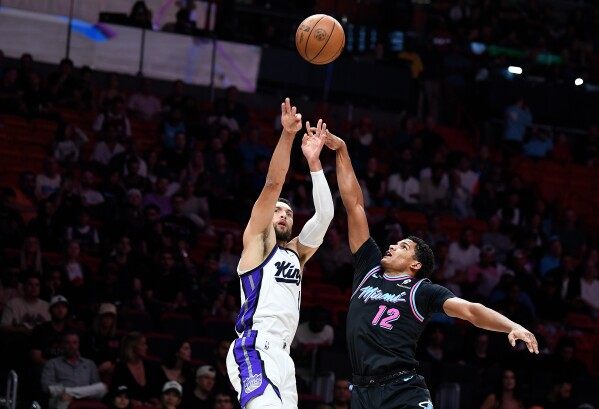 Zach LaVine scores 42, Kings top Heat 127-111 to snap four-game slide image